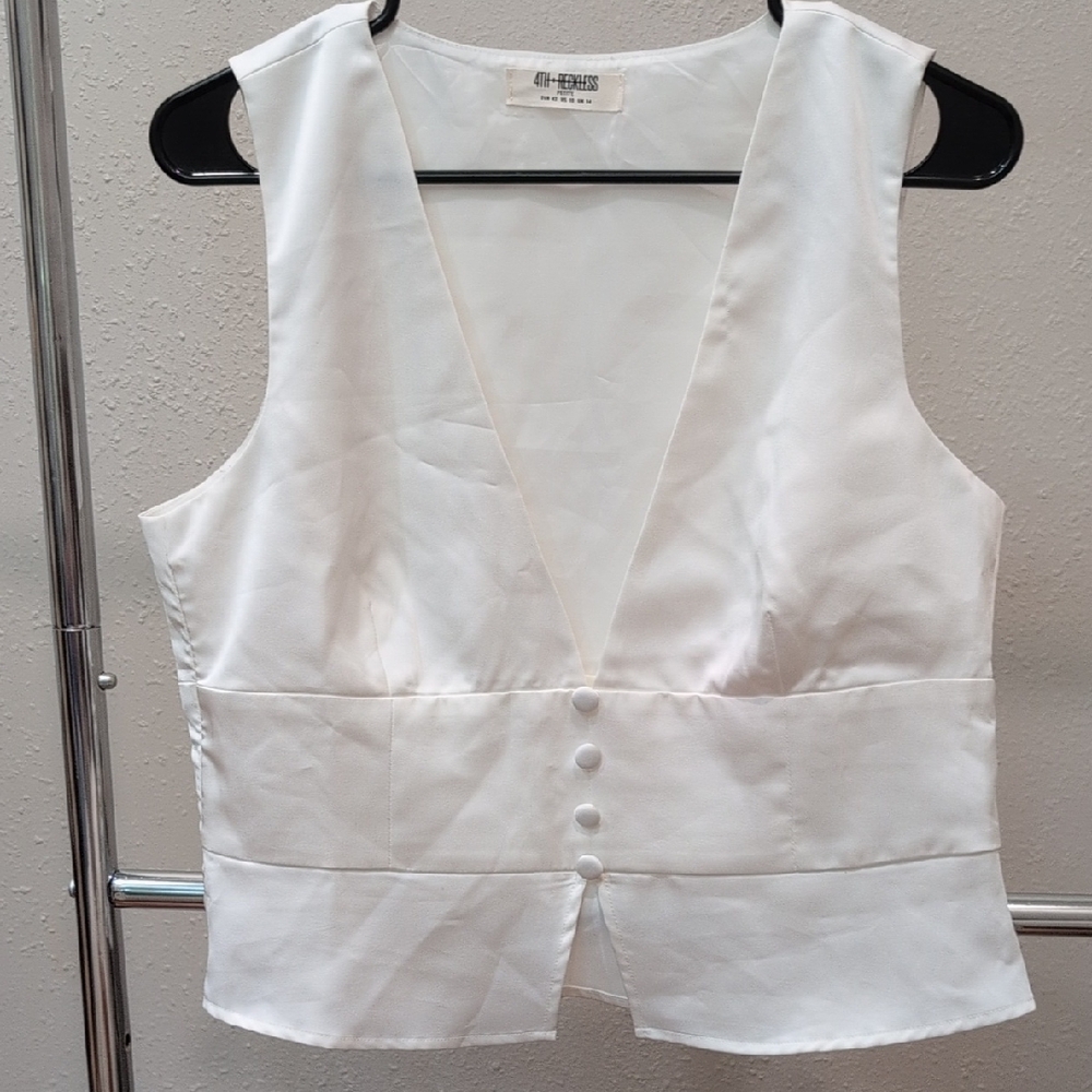Elegant White Sleeveless Buttoned Tank Top